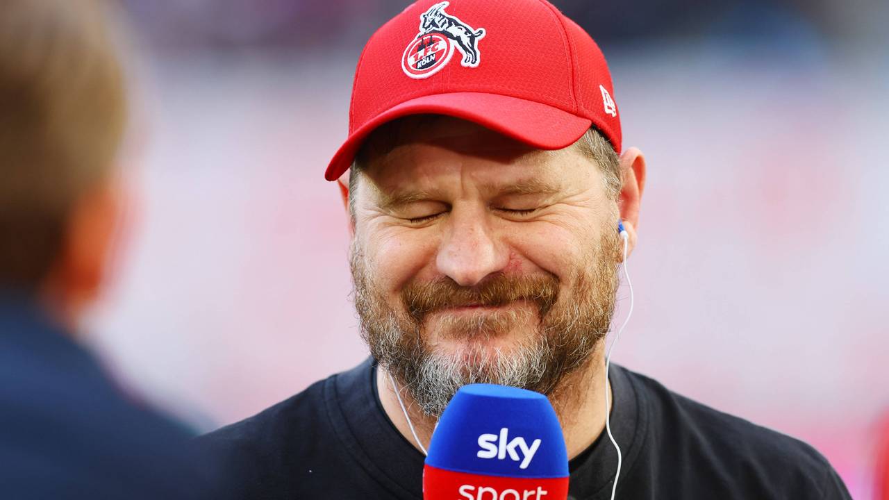 Trainer Steffen Baumgart grinst am Sky-Mikro.