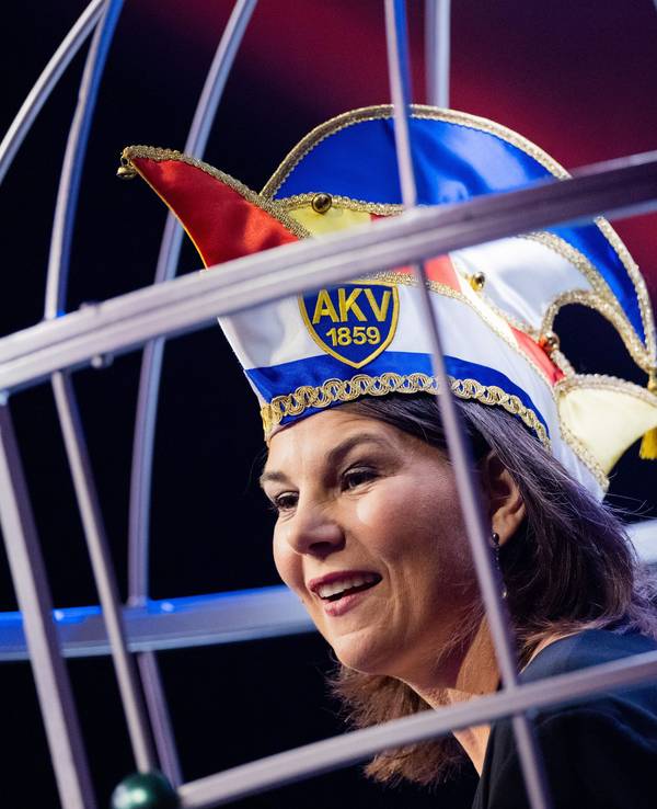 Außenministerin Annalena Baerbock hält am 5. Februar 2023 ihre Ritterinnenrede bei der Festsitzung zur Verleihung des „Orden wider den tierischen Ernst“ des Aachener Karnevalsvereins (AKV).