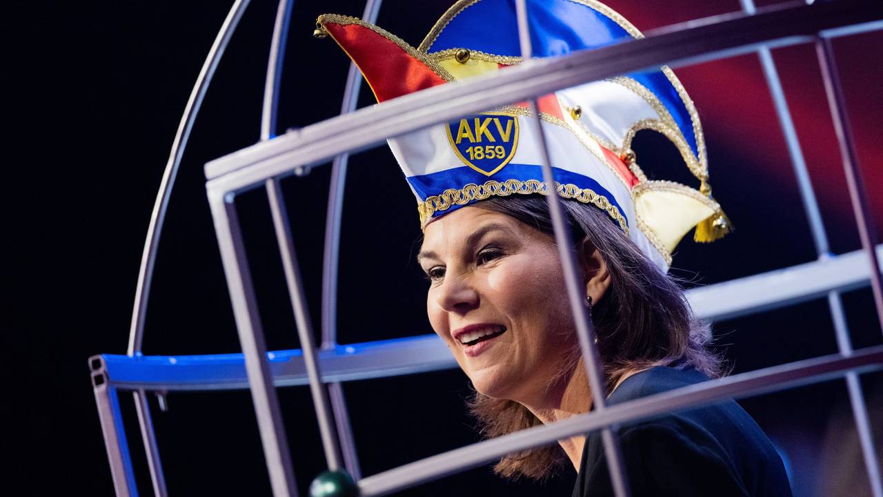 Außenministerin Annalena Baerbock hält am 5. Februar 2023 ihre Ritterinnenrede bei der Festsitzung zur Verleihung des „Orden wider den tierischen Ernst“ des Aachener Karnevalsvereins (AKV).