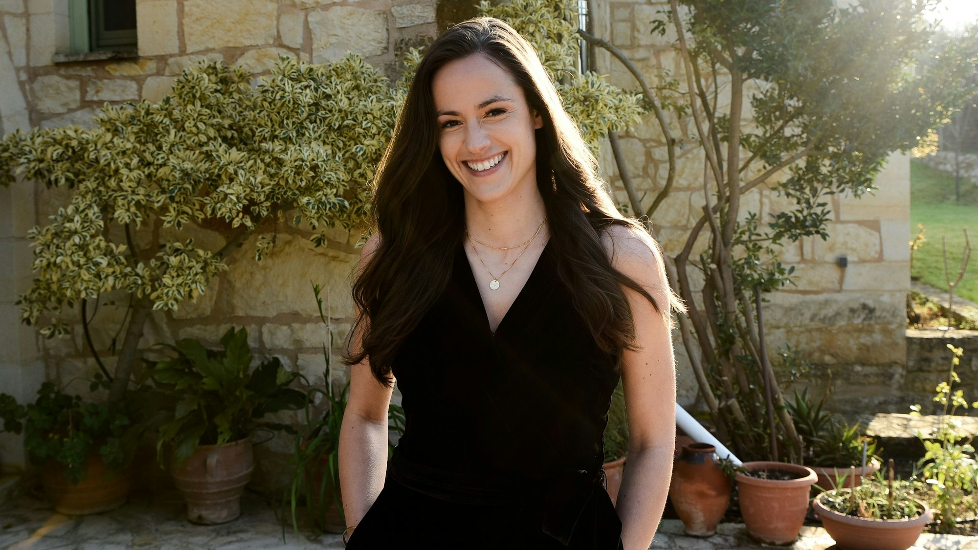 Irina Schlauch posiert in einem schwarzen Jumpsuit für die Kamera.