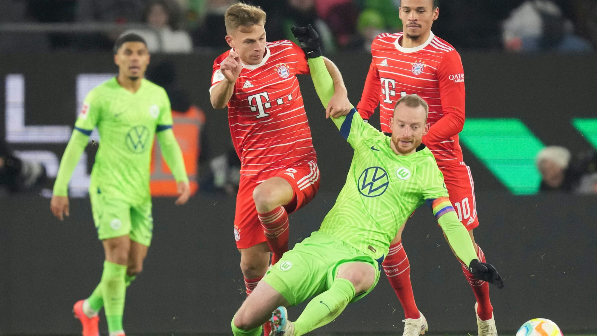 Maximilian Arnold geht nach dem Kontakt mit Joshua Kimmich zu Boden.