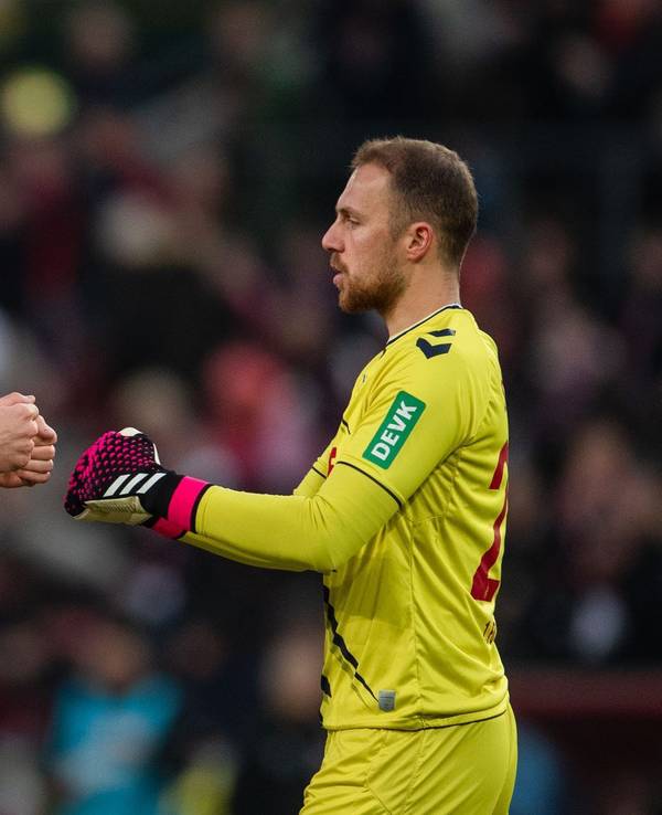 Jeff Chabot und Marvin Schwäbe klatschen ab.