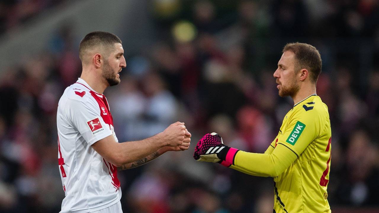 Jeff Chabot und Marvin Schwäbe klatschen ab.