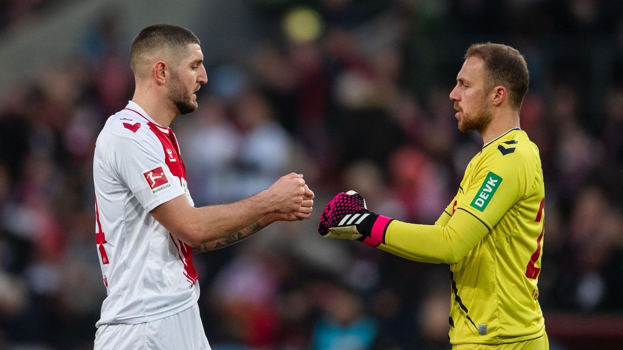 Jeff Chabot und Marvin Schwäbe klatschen ab.