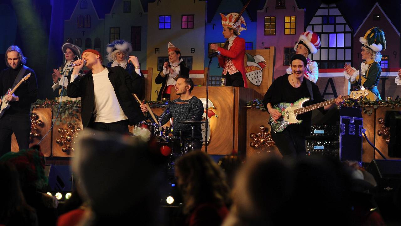 Cat Ballou singt auf der Bühne. Der Frontmann ist wieder fit.