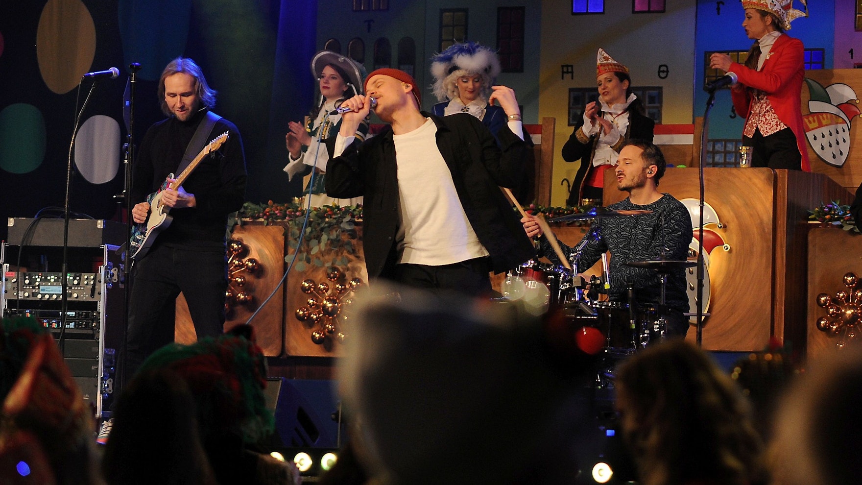 Cat Ballou singt auf der Bühne. Der Frontmann ist wieder fit.