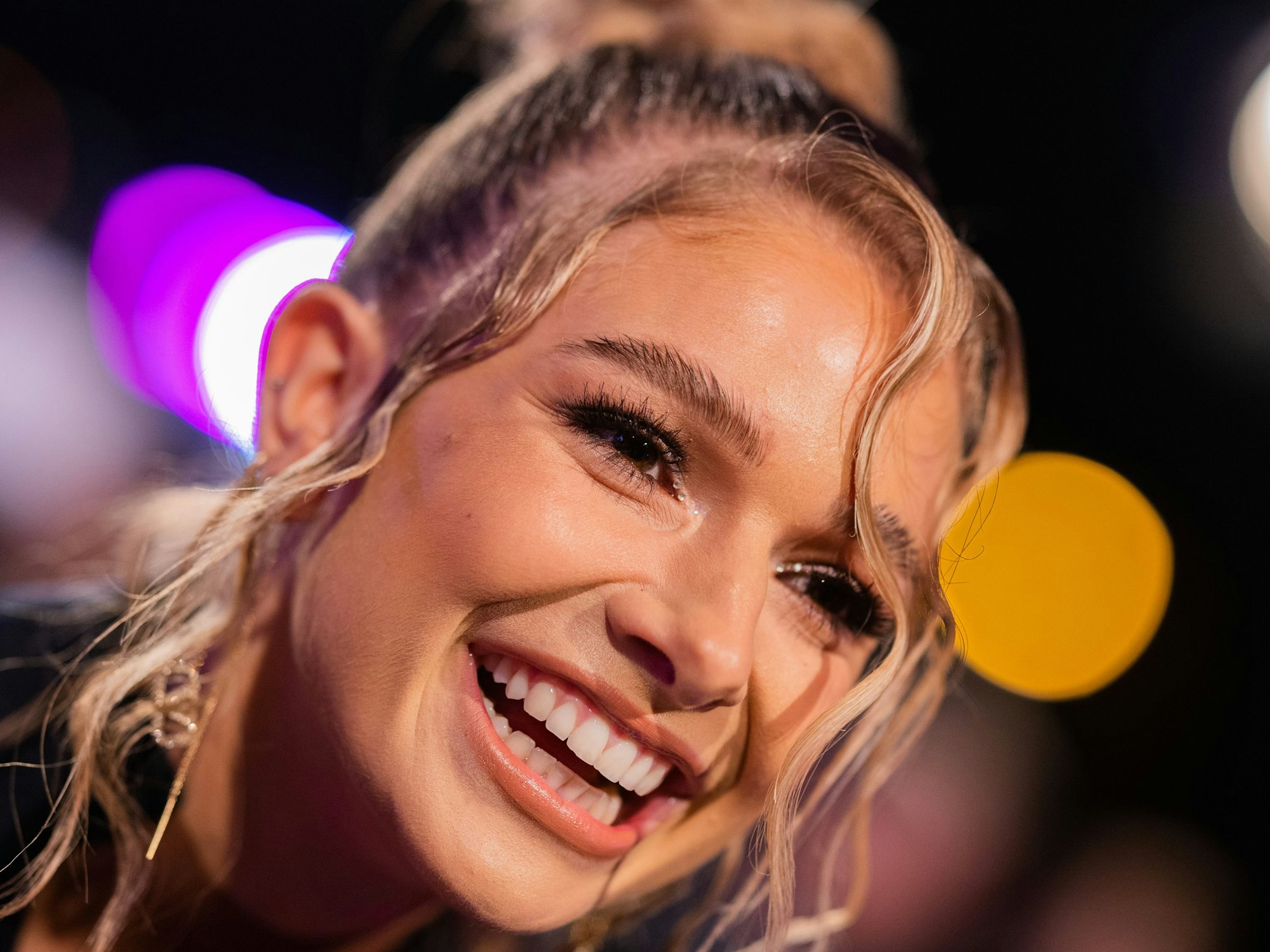 Lola Weippert, Moderatorin, kommt über den Roten Teppich zur Verleihung der 1Live Krone 2022 in der Jahrhunderthalle.