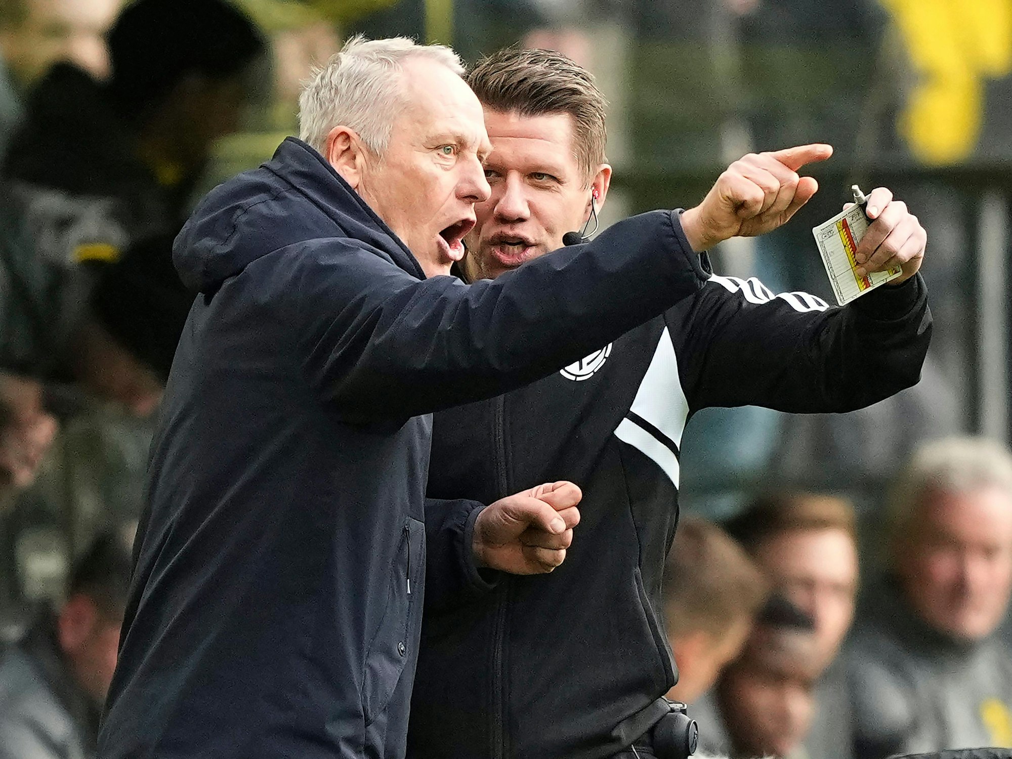 Freiburg-Trainer Christian Streich (l.) in Diskussion mit dem vierten Offiziellen Patrick Ittrich.