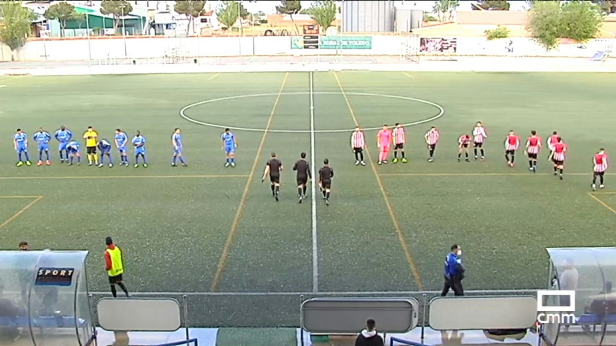 Die Mannschaften von C.D. Madridejo und Atlético Ibañés stehen vor einem Spiel auf dem Platz bereit.