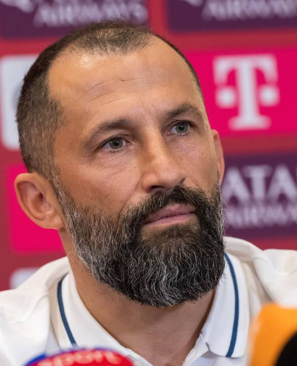 Bayerns Sportvorstand Hasan Salihamidzic beantwortet den Journalisten auf einer Pressekonferenz ihre Fragen.