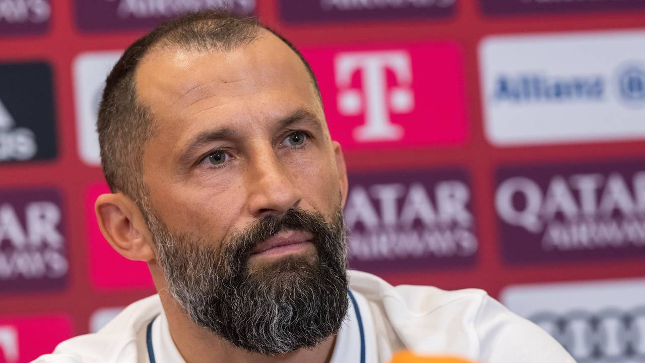 Bayerns Sportvorstand Hasan Salihamidzic beantwortet den Journalisten auf einer Pressekonferenz ihre Fragen.