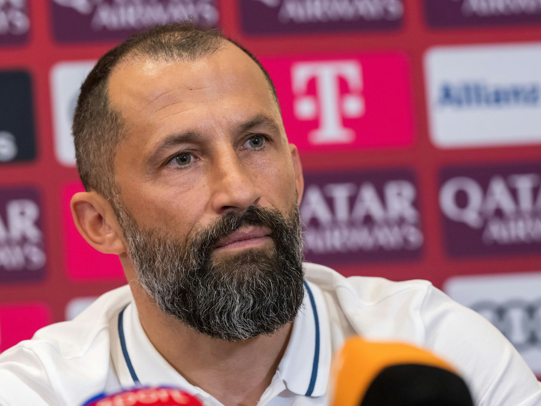 Bayerns Sportvorstand Hasan Salihamidzic beantwortet den Journalisten auf einer Pressekonferenz ihre Fragen.