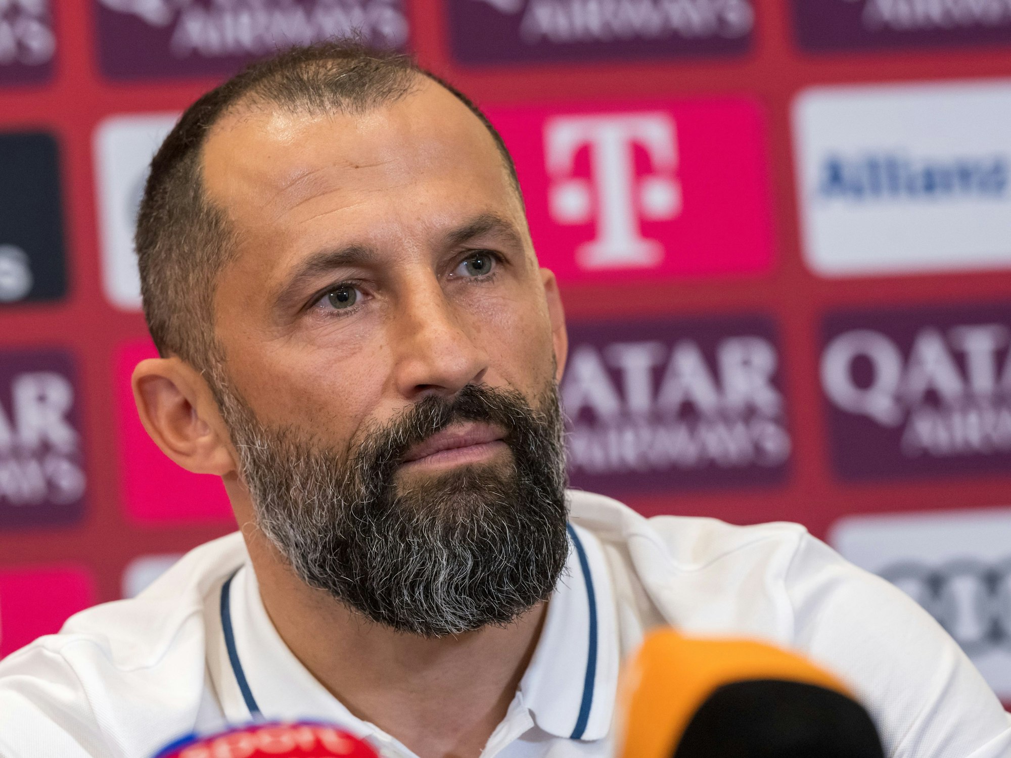 Bayerns Sportvorstand Hasan Salihamidzic beantwortet den Journalisten auf einer Pressekonferenz ihre Fragen.
