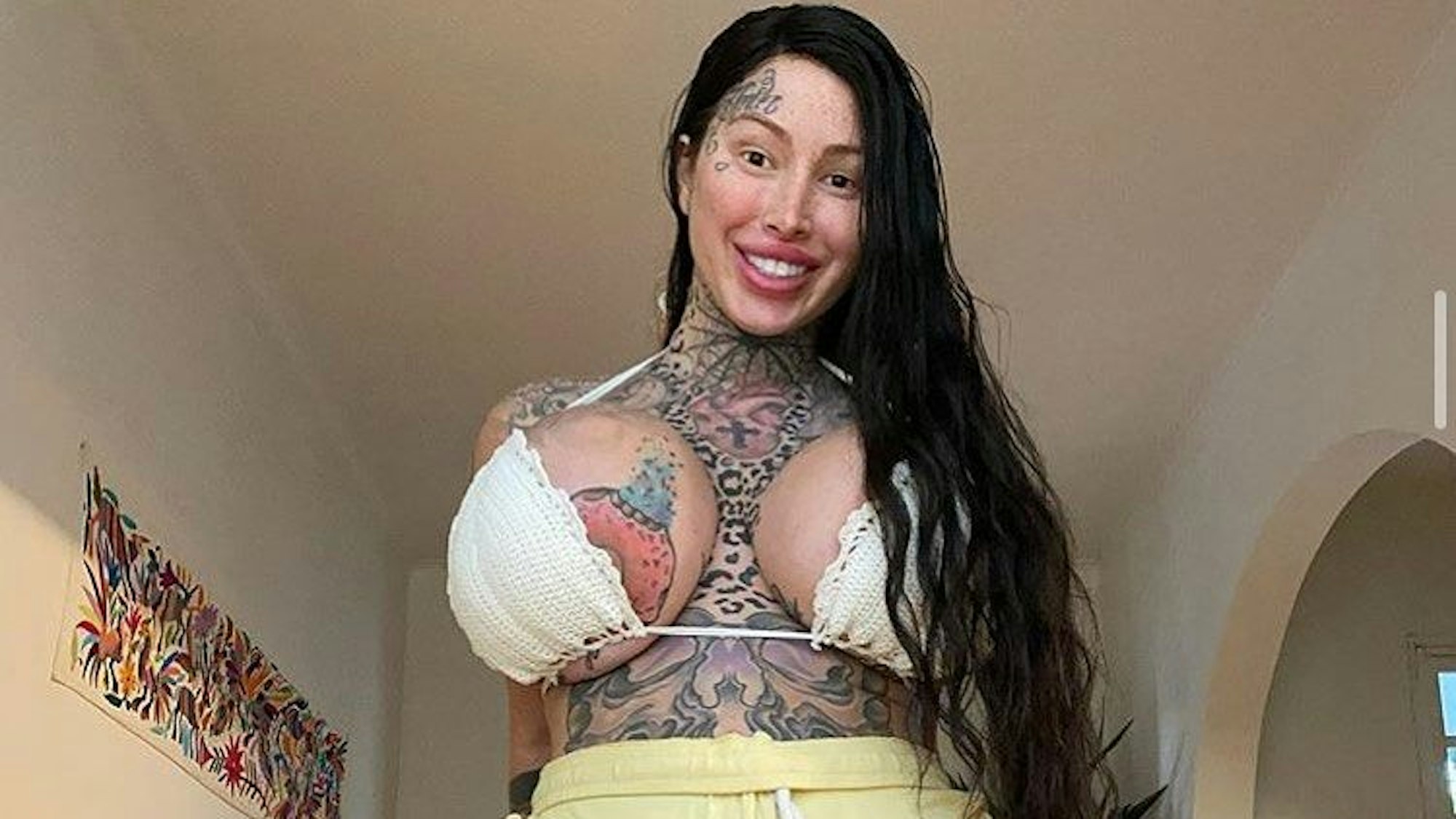 Mary Magdalena posiert in Bikini für ein Selfie.