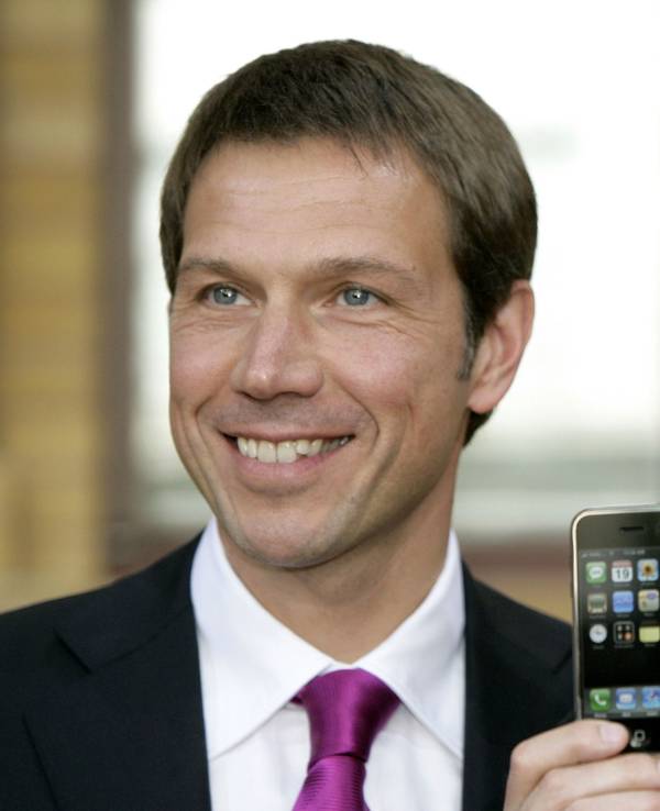 Telekom-Chef Rene Obermann und Apple-Chef Steve Jobs stellen das iPhone vor.