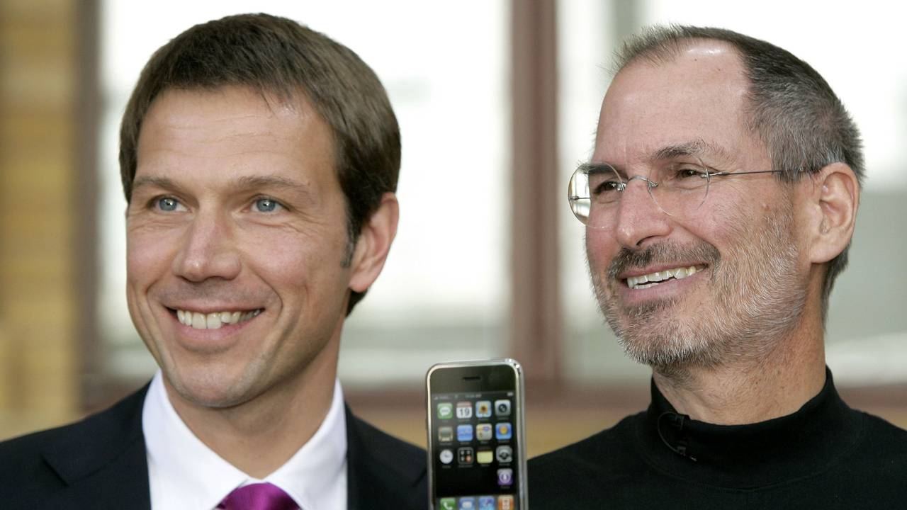 Telekom-Chef Rene Obermann und Apple-Chef Steve Jobs stellen das iPhone vor.