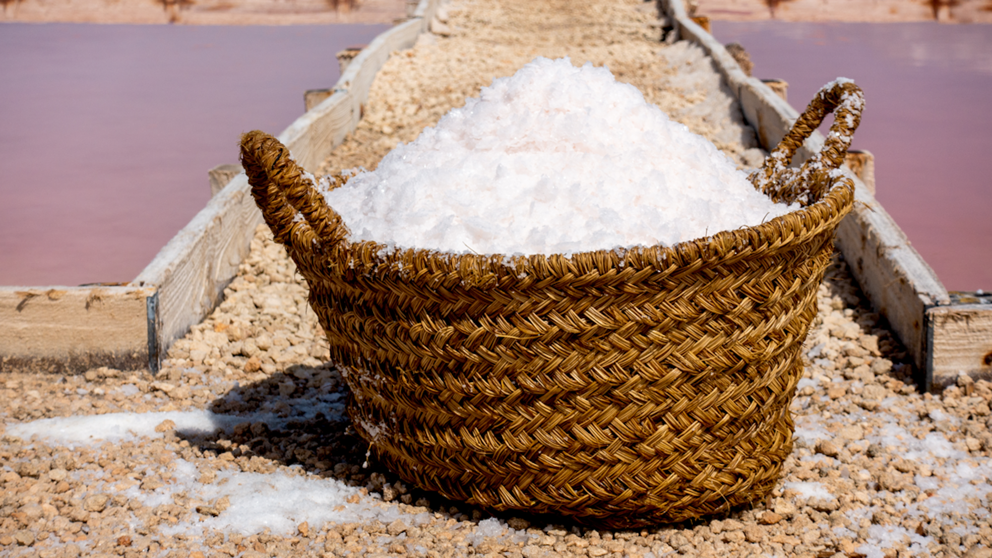 Ein Korb mit Salz steht auf dem Boden.