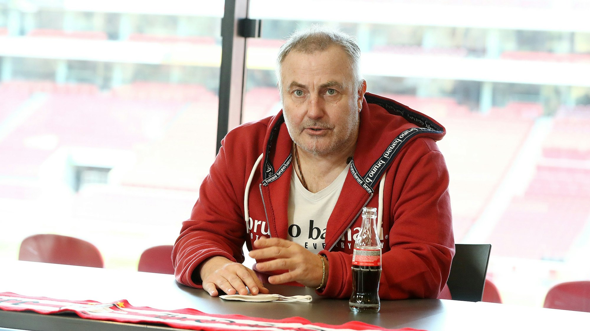 Andreas Gielchen sitzt im Rhein-Energie-Stadion.
