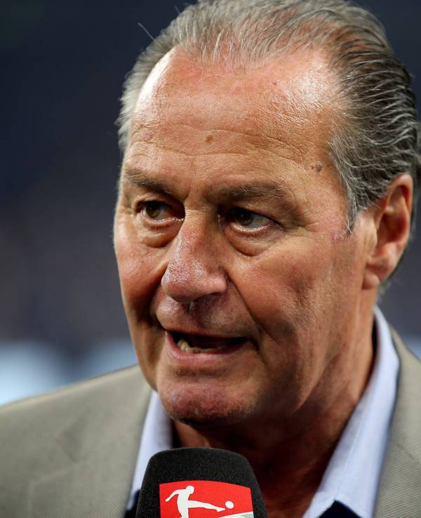 Huub Stevens gibt ein Interview.