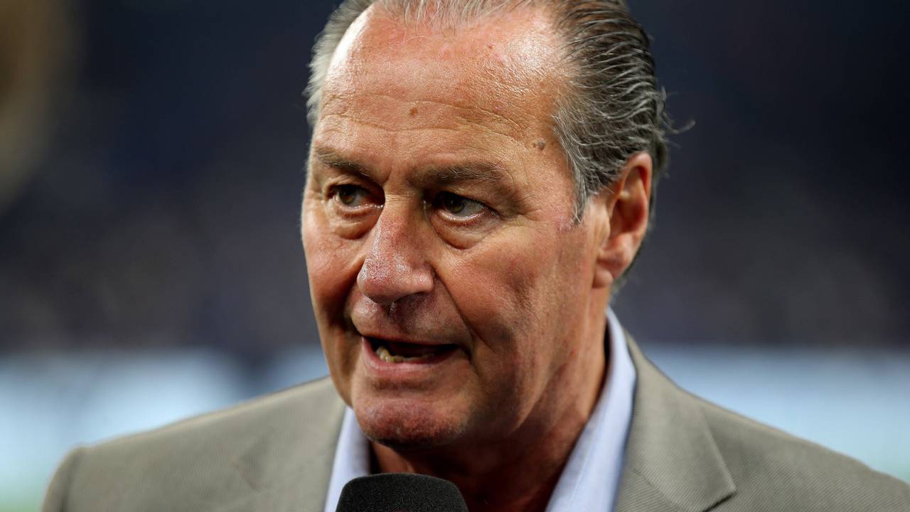 Huub Stevens gibt ein Interview.