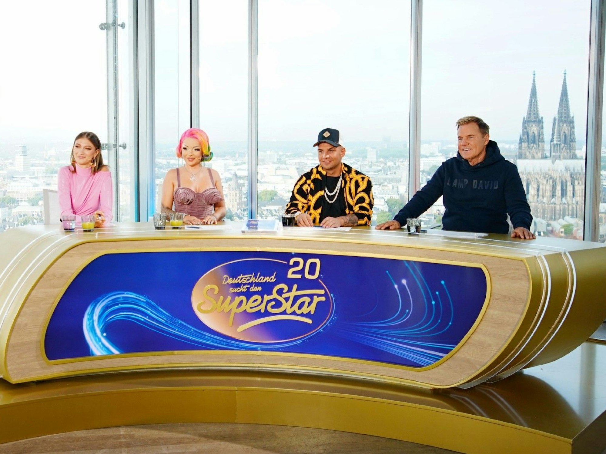 Die Jury mit (v.l.) Leony, Katja Krasavice, Pietro Lombardi und Dieter Bohlen.
Die Verwendung des sendungsbezogenen Materials ist nur mit dem Hinweis und Verlinkung auf RTL+ gestattet.