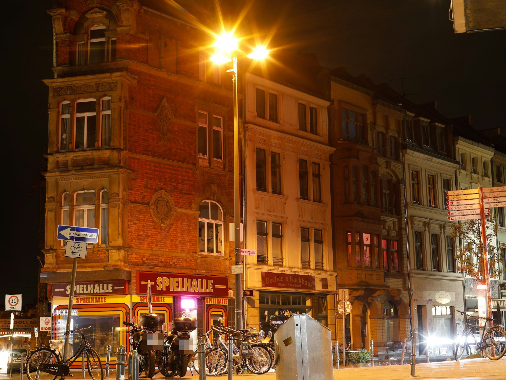 Der Kölner Eigelstein bei Nacht