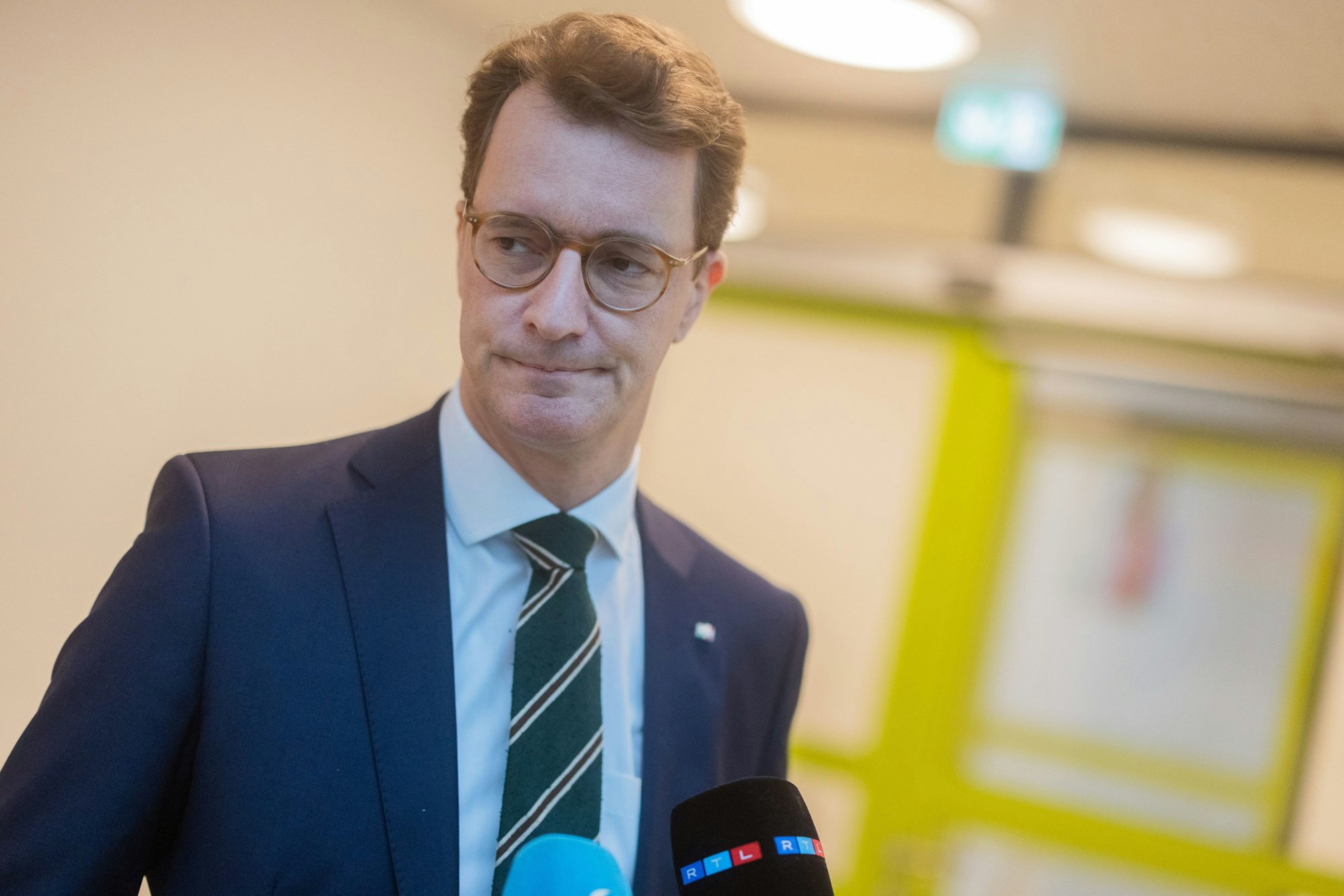 Hendrik Wüst (CDU), Ministerpräsident von Nordrhein-Westfalen, äußert sich hier am Rande eines Besuchs im Kinder- und Jugendhospiz Regenbogenland in Düsseldorf zu dem tödlichen Güterzug-Unfall in Recklinghausen Anfang Februar 2023.
