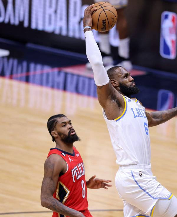 Lakers-Superstar LeBron James steigt hoch zum Korb.