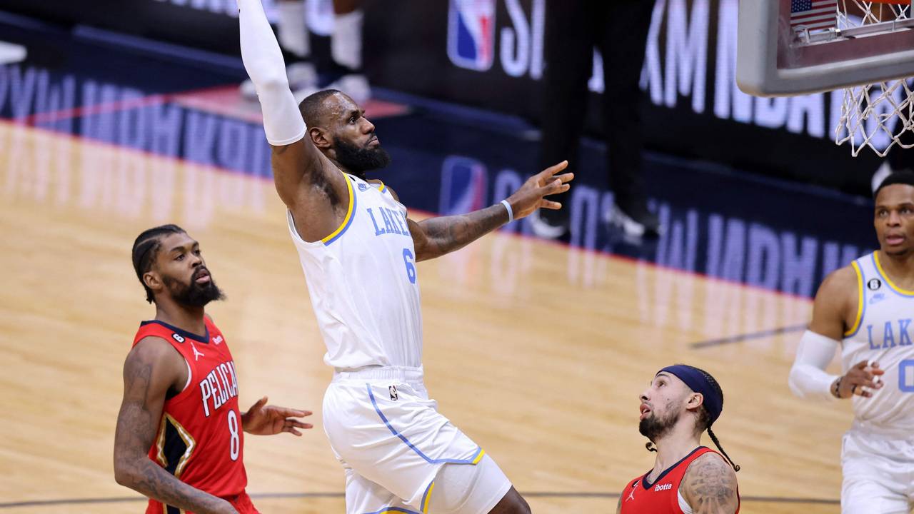 Lakers-Superstar LeBron James steigt hoch zum Korb.