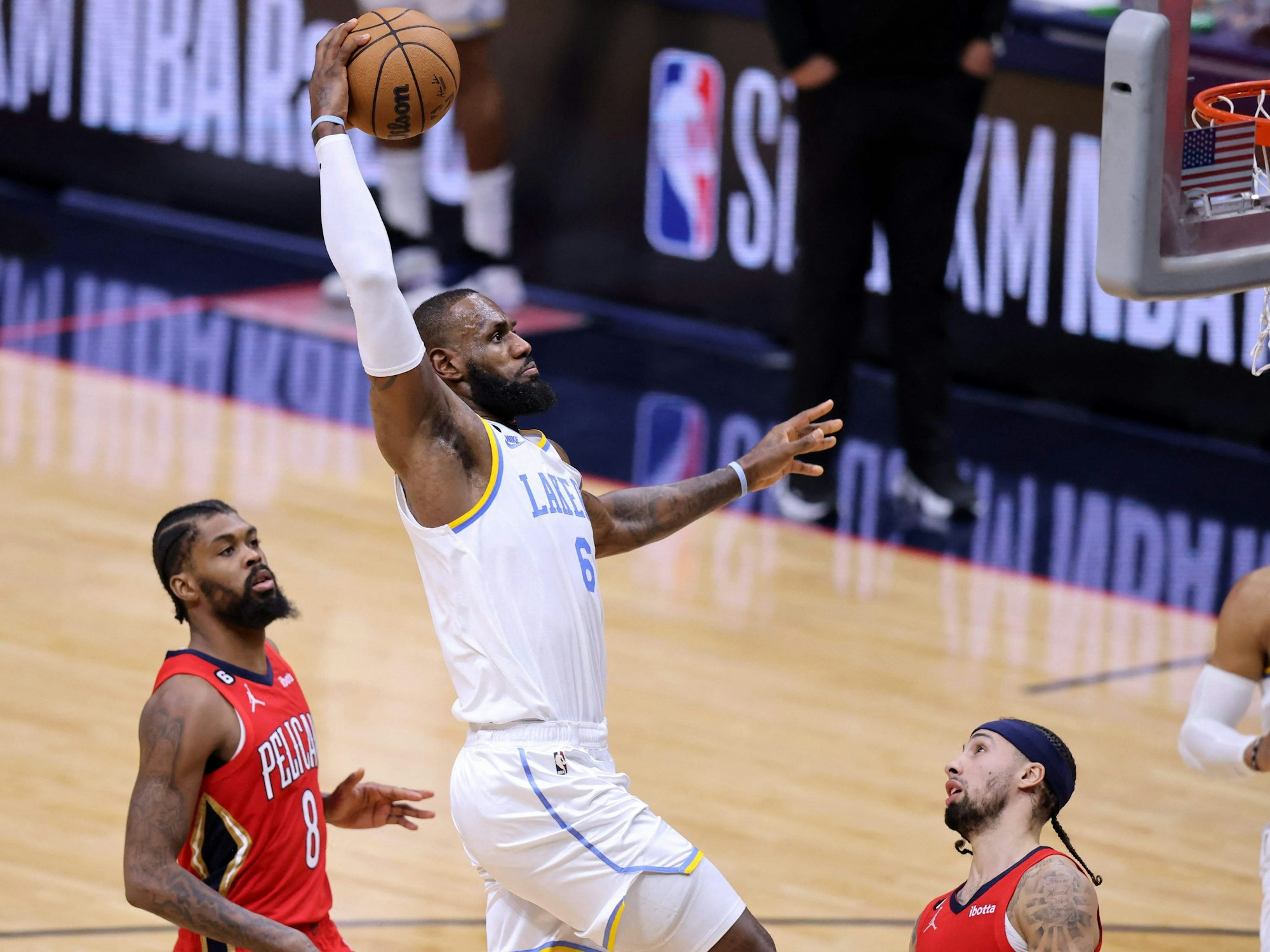 Lakers-Superstar LeBron James steigt hoch zum Korb.