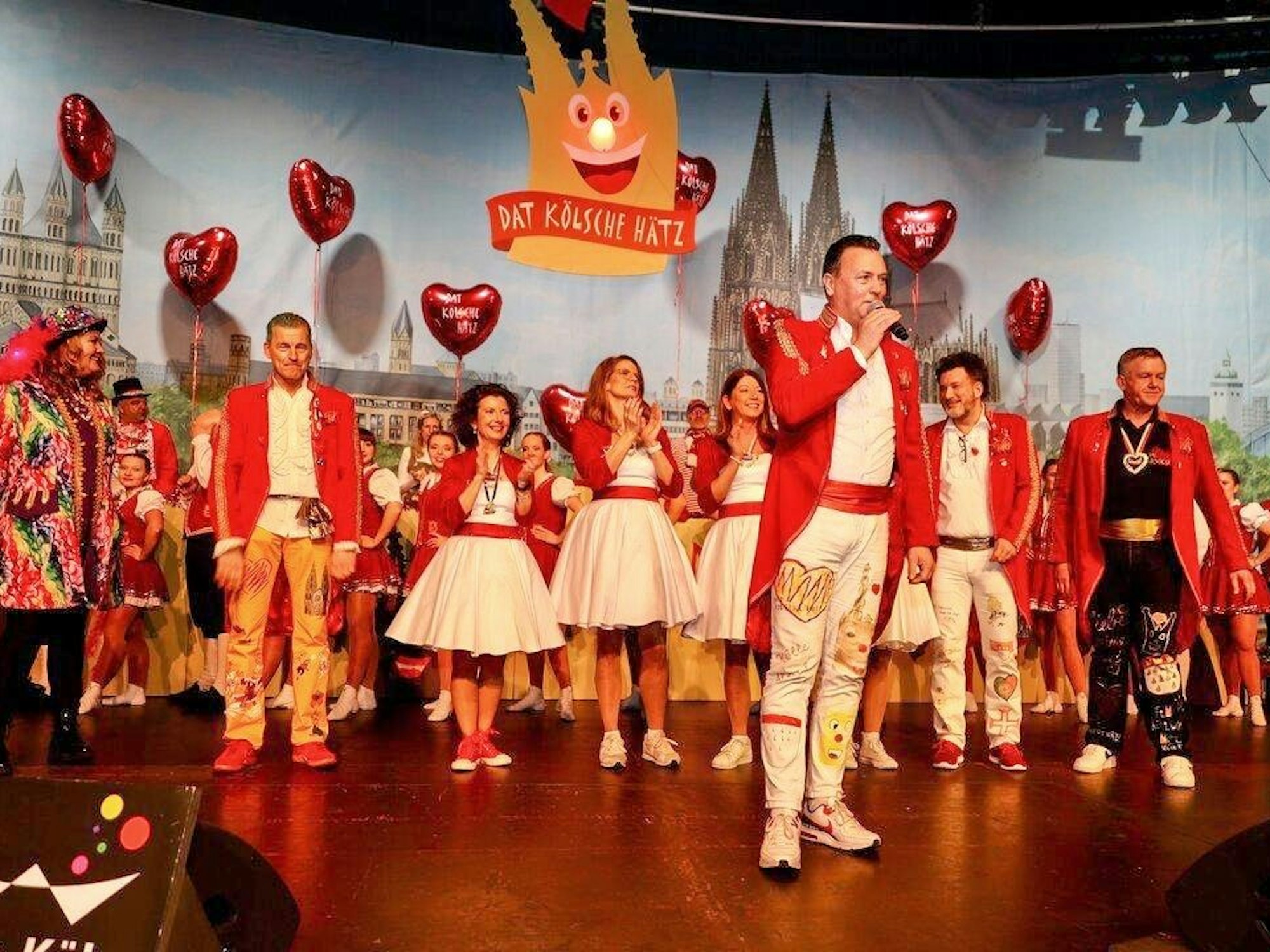 Robert Greven spricht am Mikrofon