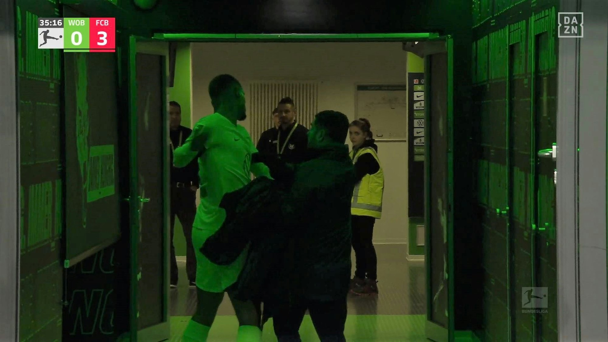 Verteidiger Maxence Lacroix vom VfL Wolfsburg wütet nach seiner Auswechslung gegen den FC Bayern im Spielertunnel, schubst einen Betreuer zur Seite.