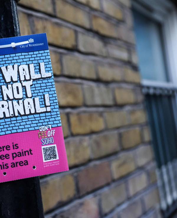 Das beliebte Ausgehviertel Soho in London hat eine kreative Maßnahme gegen Wildpinkler eingeführt.