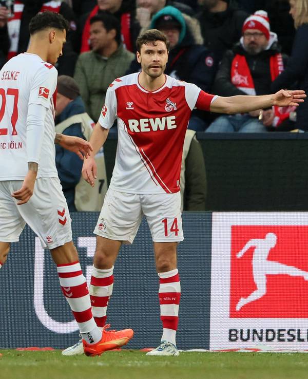 Jonas Hector gibt beim 0:0 zwischen dem 1. FC Köln und RB Leipzig Anweisungen.