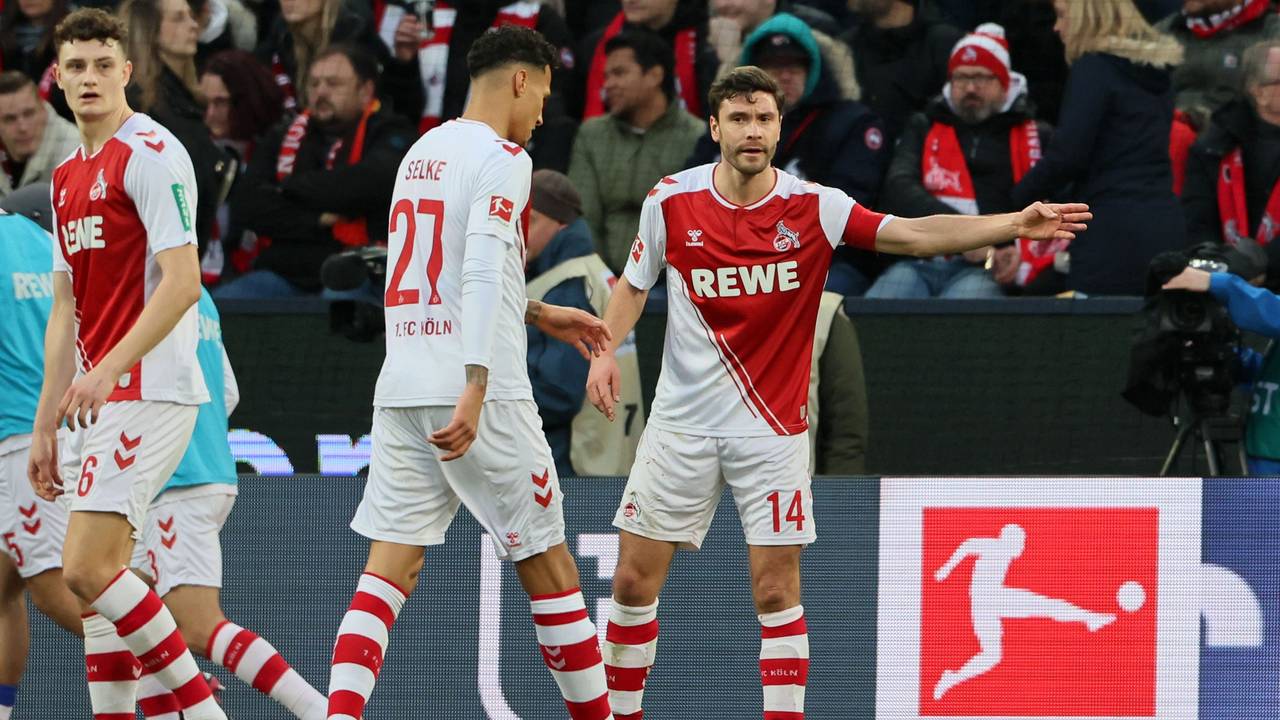 Jonas Hector gibt beim 0:0 zwischen dem 1. FC Köln und RB Leipzig Anweisungen.