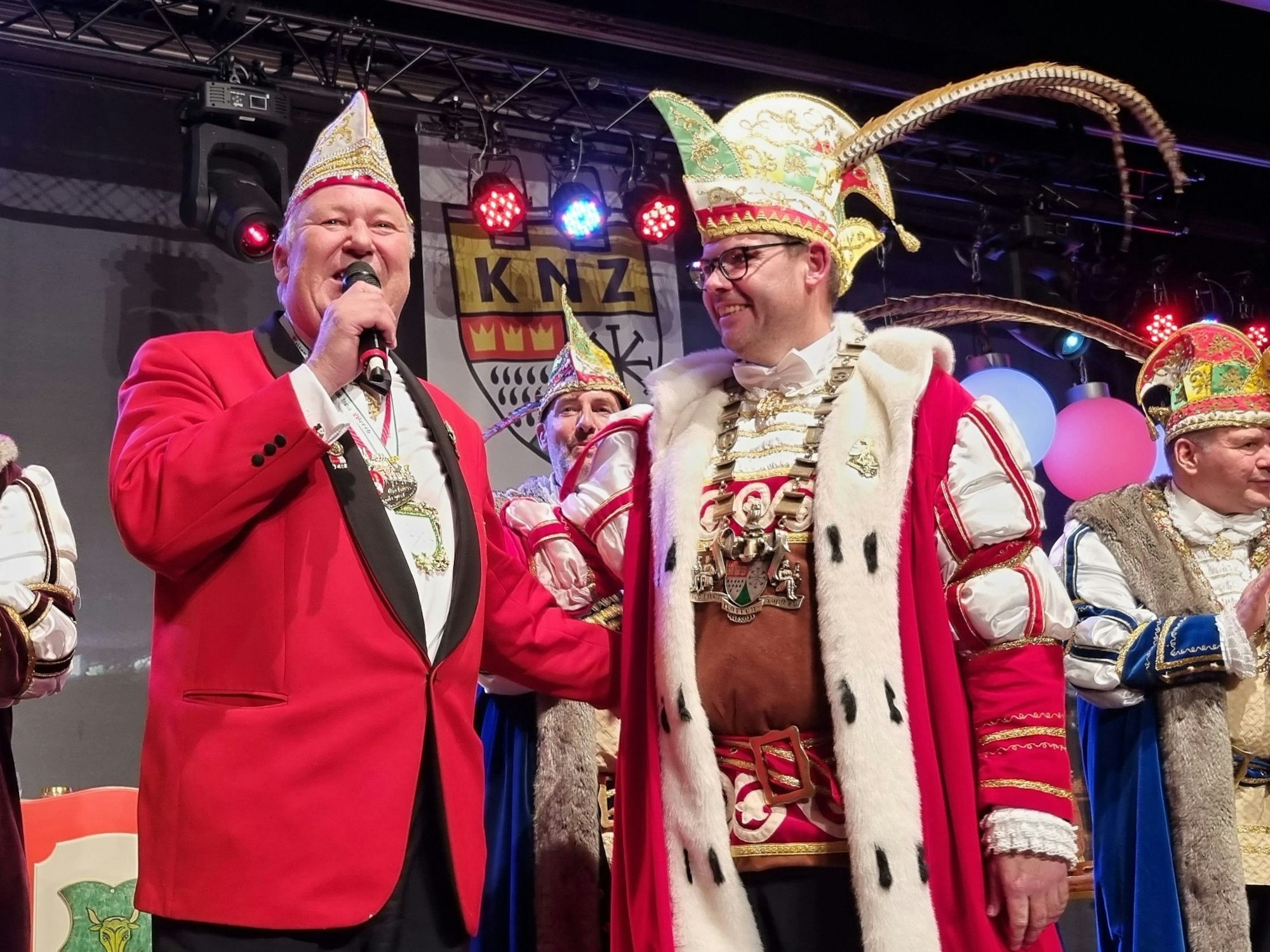 Thomas Brauckmann (l.) gibt die Sitzungsleitung an Andreas Bulich ab.