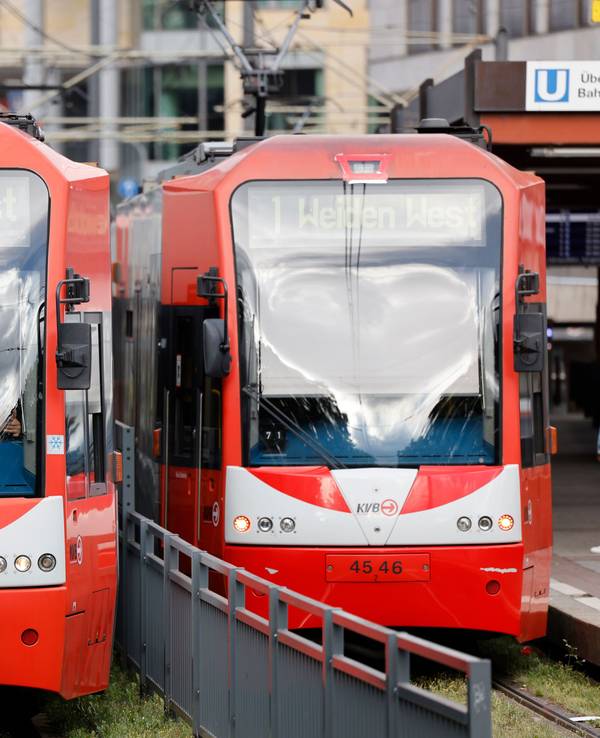 Straßenbahnen der Kölner Verkehrsbetriebe (KVB) stehen an der Haltestelle Heumarkt.
