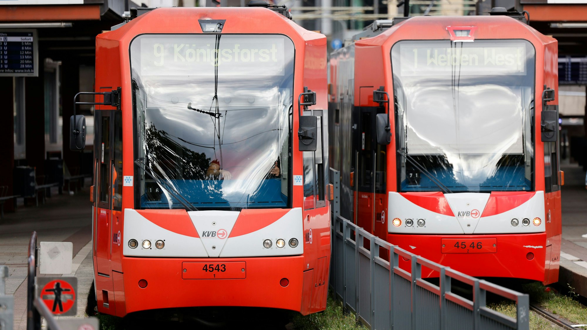 Straßenbahnen der Kölner Verkehrsbetriebe (KVB) stehen an der Haltestelle Heumarkt.
