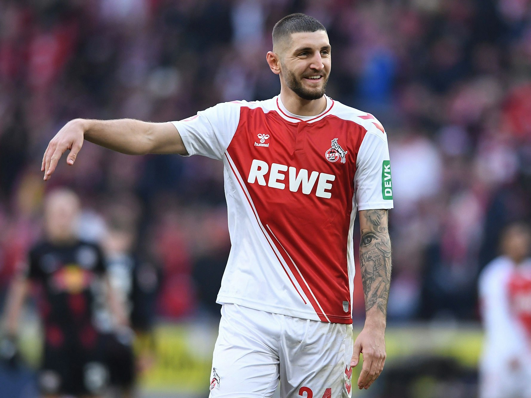 Jeff Chabot lacht beim Heimspiel des 1. FC Köln gegen RB Leipzig.