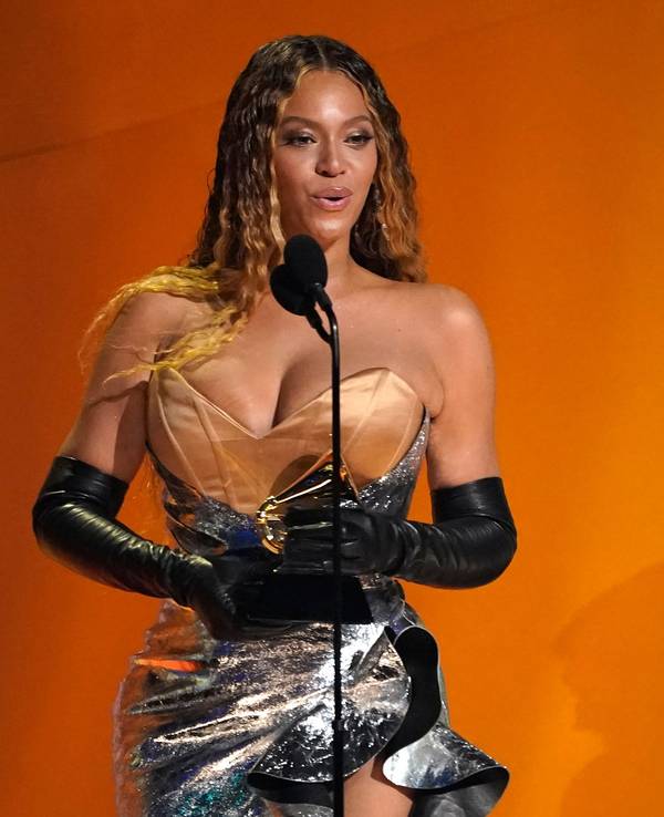 Beyonce nimmt den Preis für das beste Dance/Electronic Music Album für "Renaissance" bei der Verleihung der 65. Grammy Awards entgegen. Die begehrten Musikpreise werden in mehreren Kategorien von der Academy of Recording Arts and Sciences vergeben. +++ dpa-Bildfunk +++