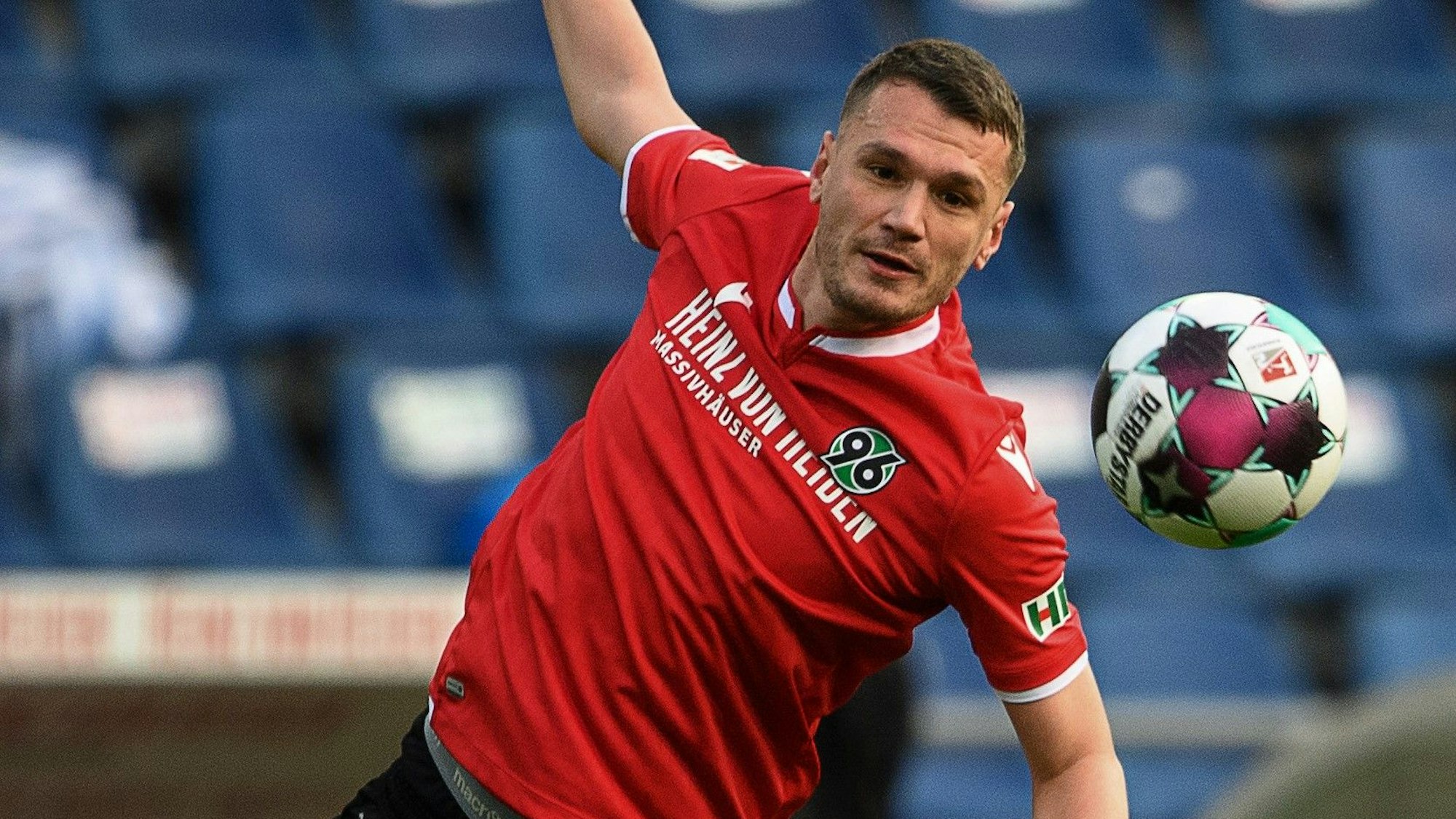 Baris Basdas bei einem Luftkampf um den Ball. Der Verteidiger spielt mittlerweile für den türkischen Klub Yeni Malatyaspor und verletzte sich dort am Montag bei dem schweren Erdbeben in der Türkei.