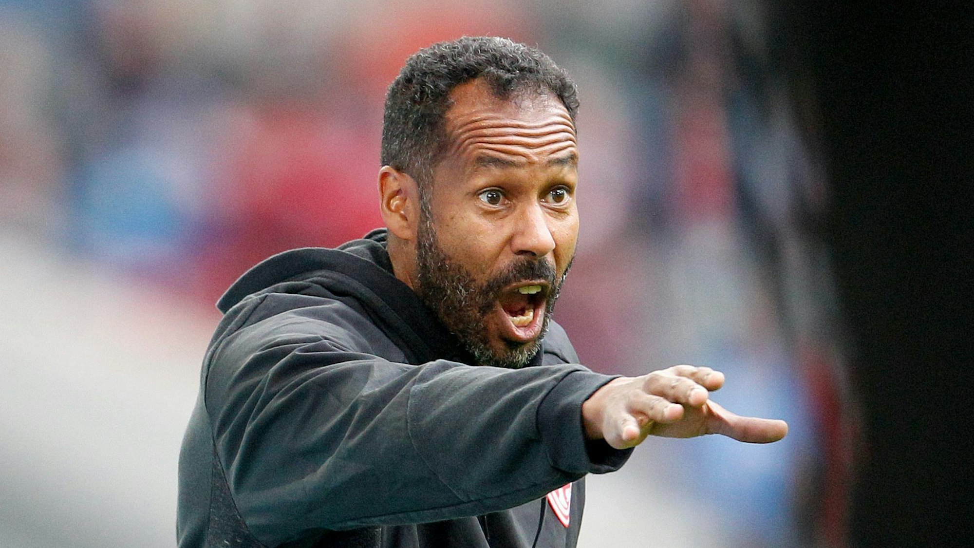 Daniel Thioune gestikuliert an der Seitenlinie.