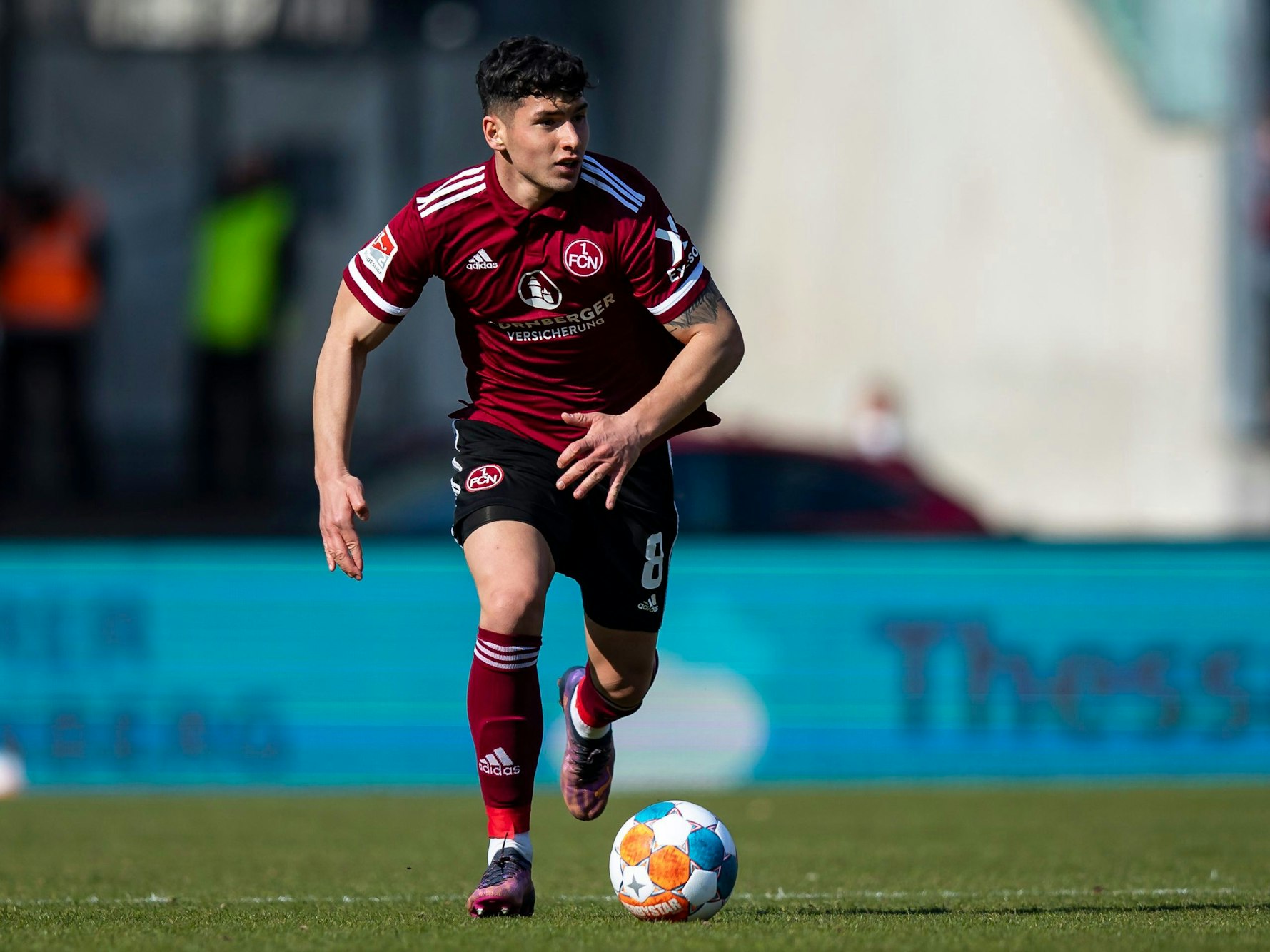 Nürnbergs Taylan Duman führt den Ball im Spiel gegen Dynamo Dresden.