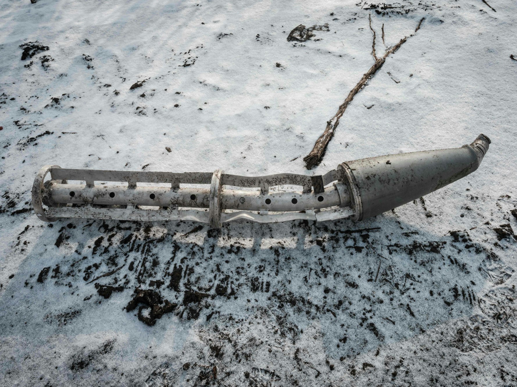 Eine Hülle einer russischen Streubombe liegt am 6. Februar 2023 auf dem schneebedeckten Boden in Saritschne im Westen der Ukraine. Ihr Einsatz wird heftig kritisiert, 110 Staaten haben sich dazu verpflichtet, Streubomben nicht einzusetzen, herzustellen oder zu lagern. Wird Putin bald neben diesen Bomben auch Giftgas einsetzen?