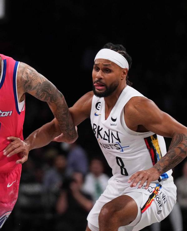 NBA-Profi Kyle Kuzma (Washington Wizards) führt den Ball an Patty Mills (Brooklyn Nets) vorbei.