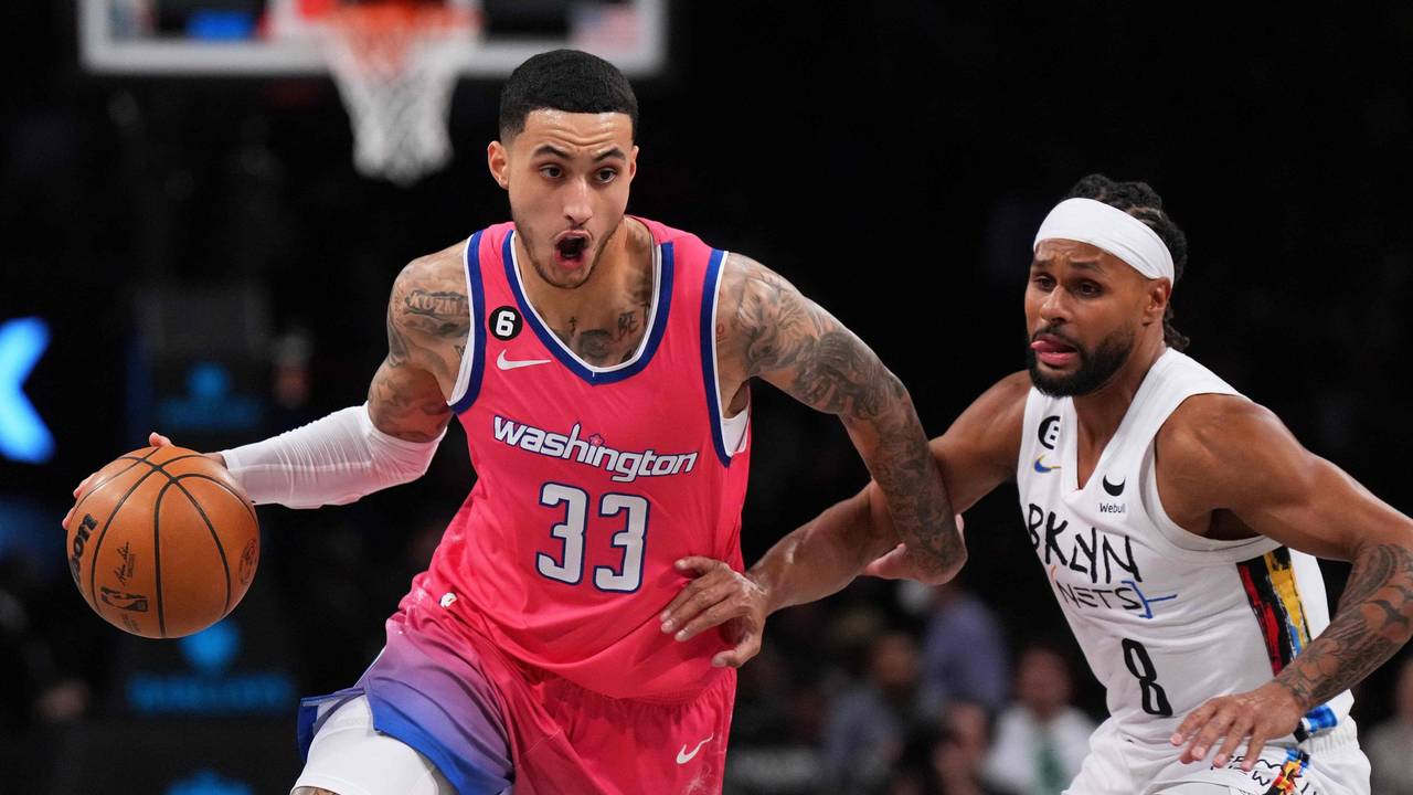 NBA-Profi Kyle Kuzma (Washington Wizards) führt den Ball an Patty Mills (Brooklyn Nets) vorbei.