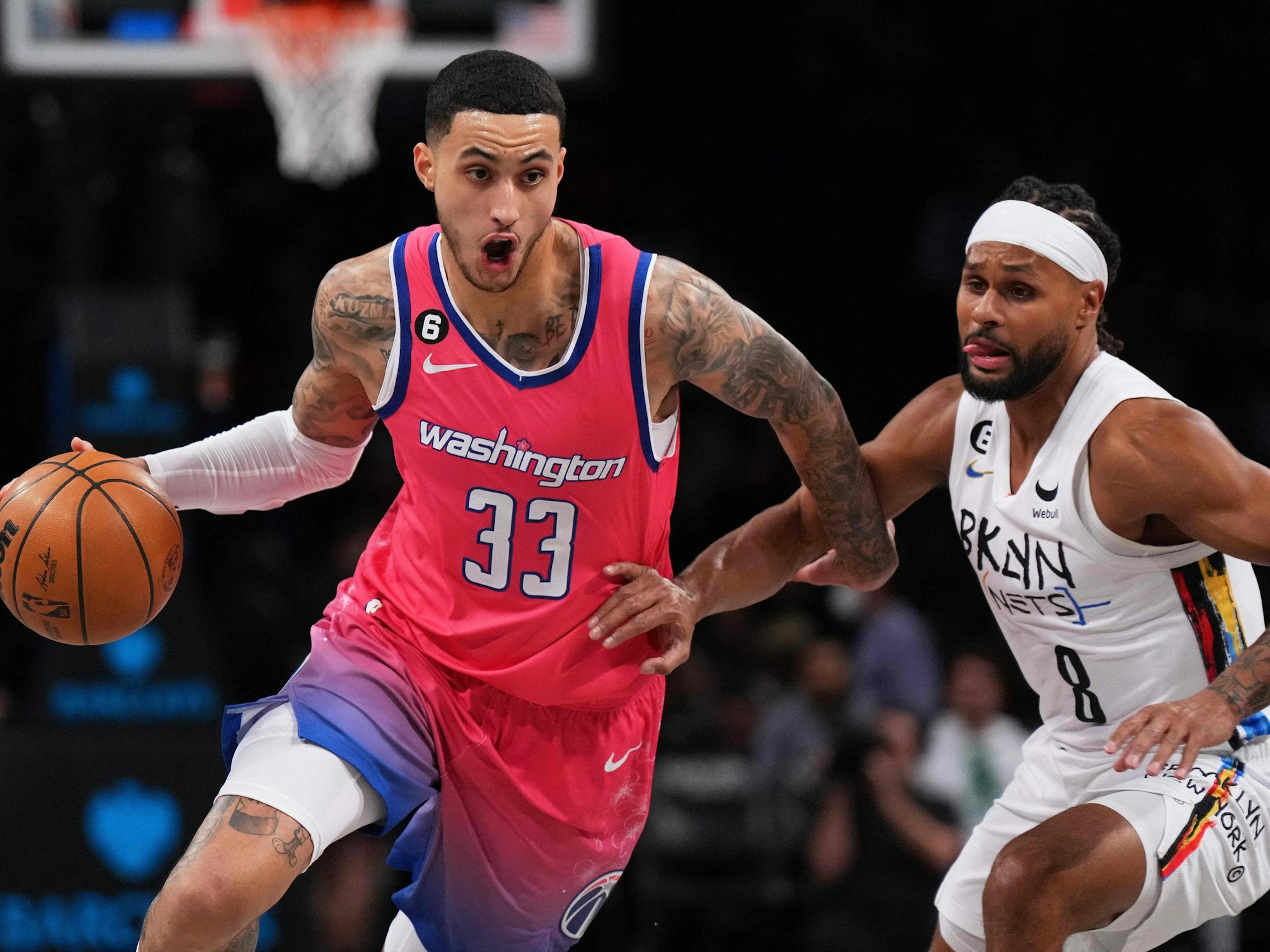 NBA-Profi Kyle Kuzma (Washington Wizards) führt den Ball an Patty Mills (Brooklyn Nets) vorbei.