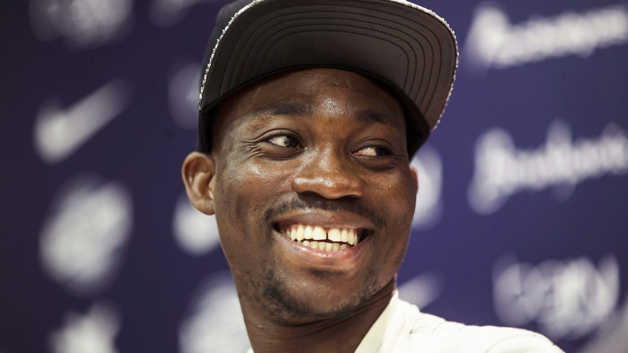 Der ghanaische Fußball-Profi Christian Atsu bei einer Pressekonferenz im Januar 2016. Der Sportler wird seit der Erdbeben-Katastrophe an der türkisch-syrischen Grenze vermisst.