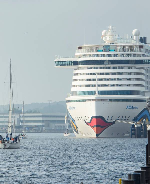 Die AIDAprima (hier 2021 in Kiel) musste ihre Route mehrfach abändern.