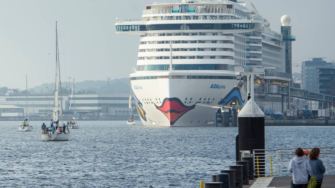 Die AIDAprima (hier 2021 in Kiel) musste ihre Route mehrfach abändern.